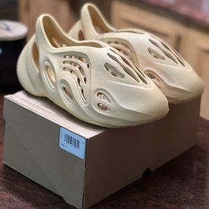 Adidas Yeezy Foam RNR Desert Sand